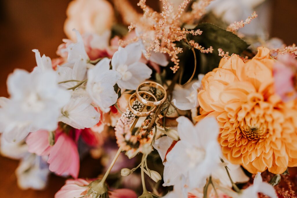 kwiaty ślubne i obrączki – detal