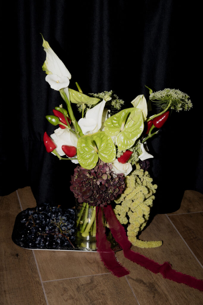 Odważny bukiet ślubny — mocny akcent kolorystyczny (styl editorial)