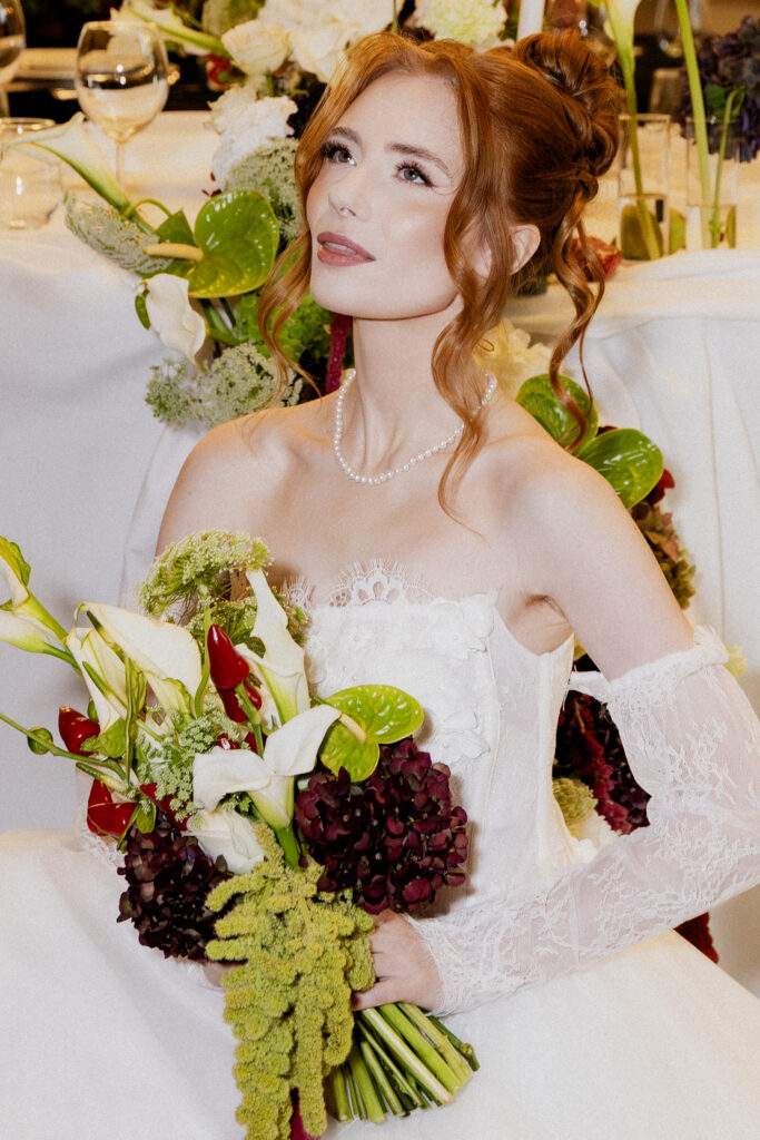 Bukiet ślubny a figura — proporcje i trzymanie bukietu do zdjęć