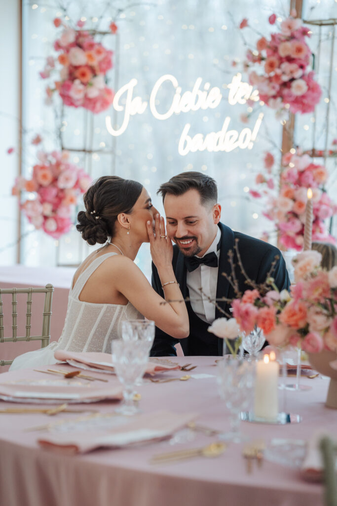 oprawa sali weselnej Katowice – stół Pary Młodej i dekoracje sali