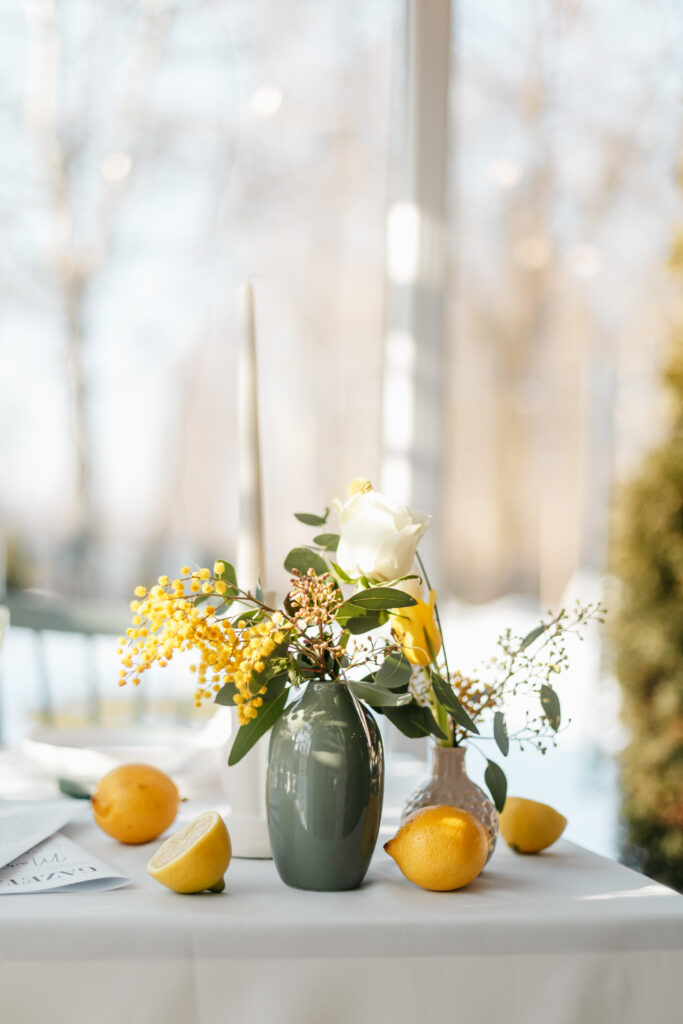 Dekoracje stołów weselnych – świece, szkło i kwiaty