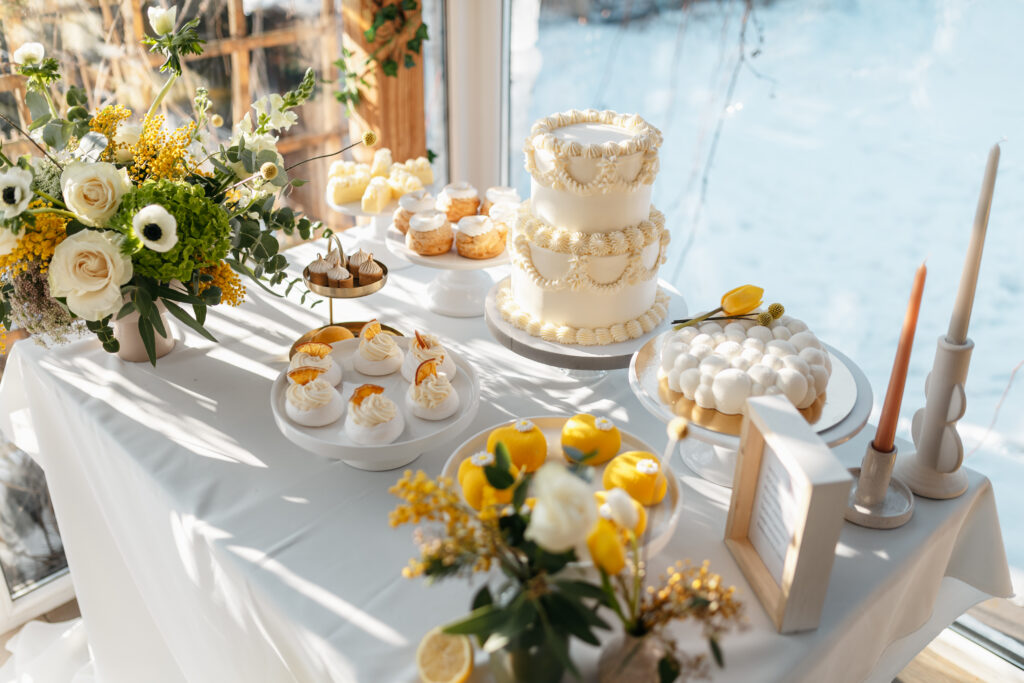 oprawa sali weselnej – dekoracje sali weselnej i detale na stołach