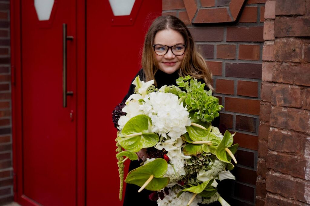 Florystka ślubna Katowice – Iza Badylara z kompozycją kwiatową