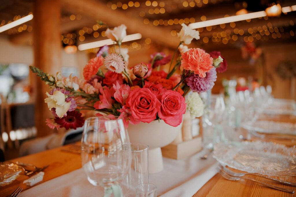 dekoracje sali weselnej Katowice – oprawa stołów i stół Pary Młodej