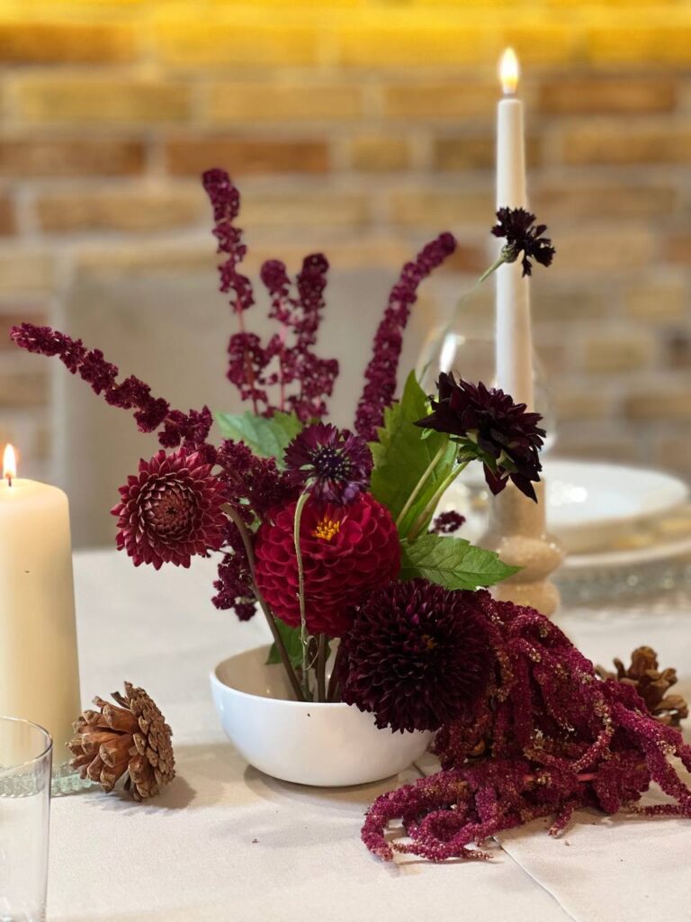 bordowa dekoracja stołu weselnego z daliami – dekoracje weselne Katowice