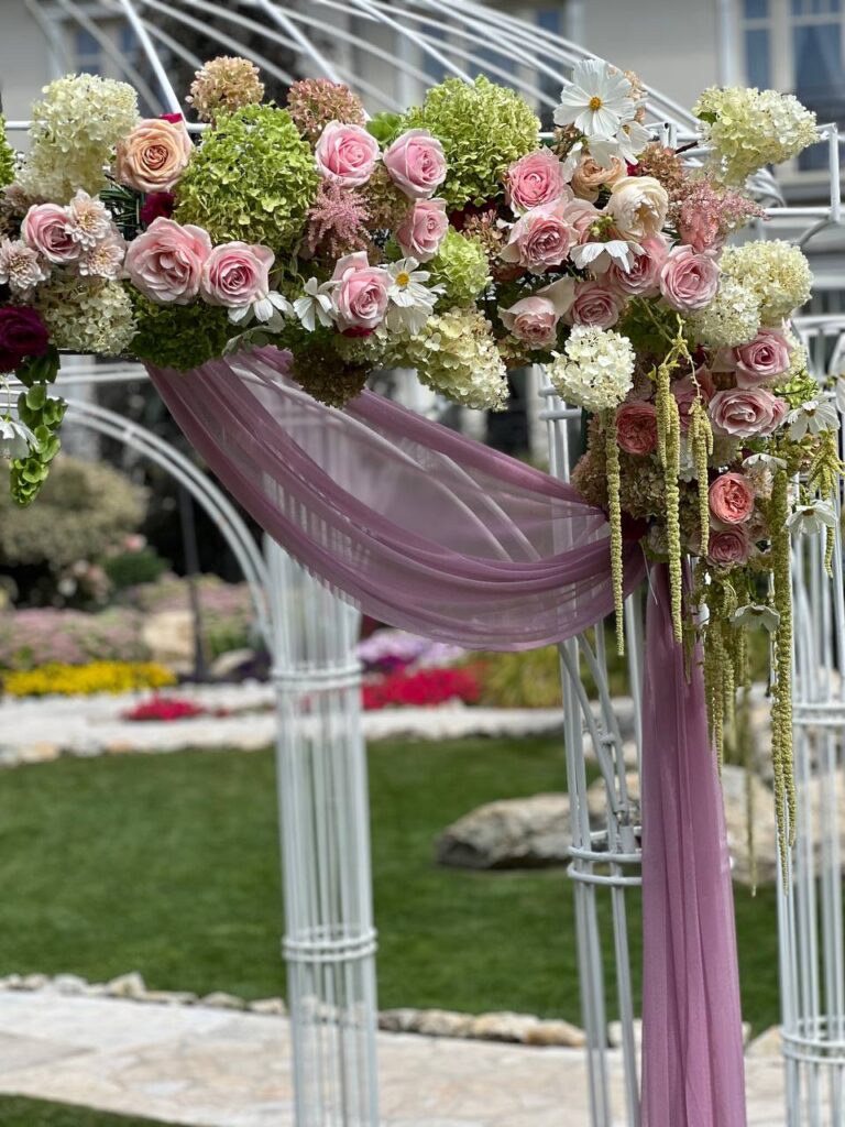 Dekoracje altany – ślub w plenerze, kwiaty i pudrowe drapowania