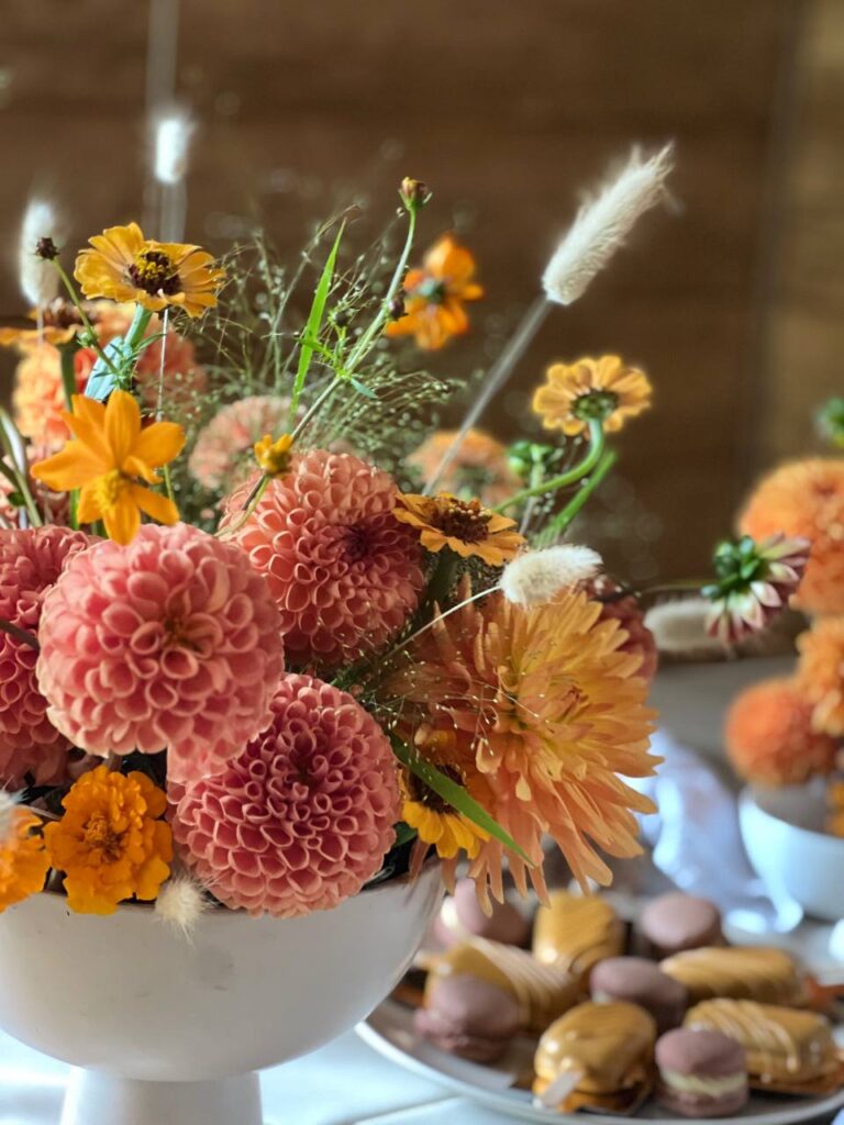 dekoracje stołu weselnego – kompozycja kwiatowa w misie