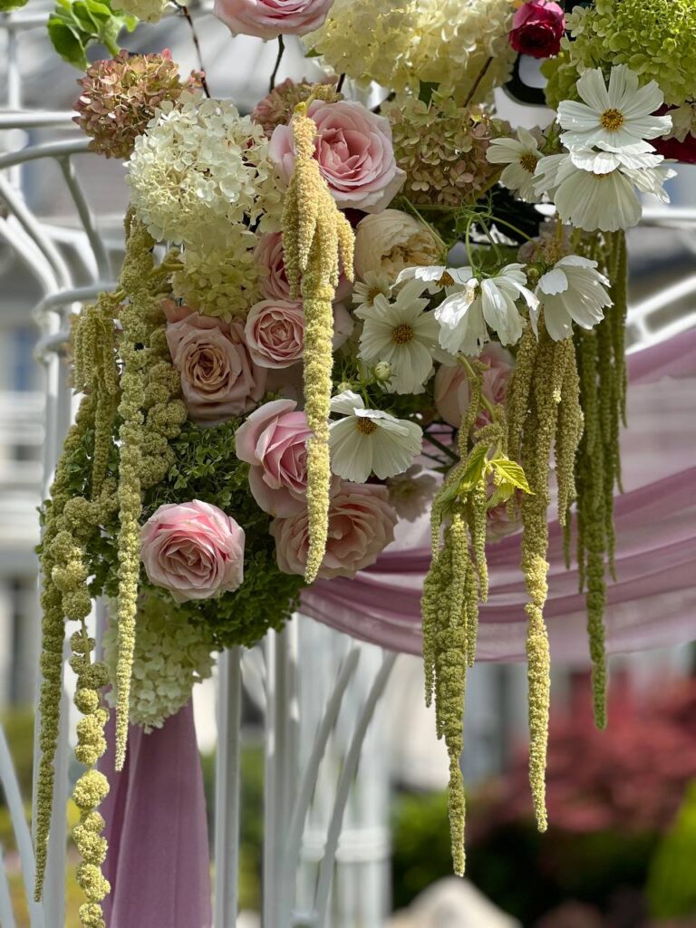 Kwiaty na ślub w plenerze – róże, hortensje, kosmos i amarantus na altanie