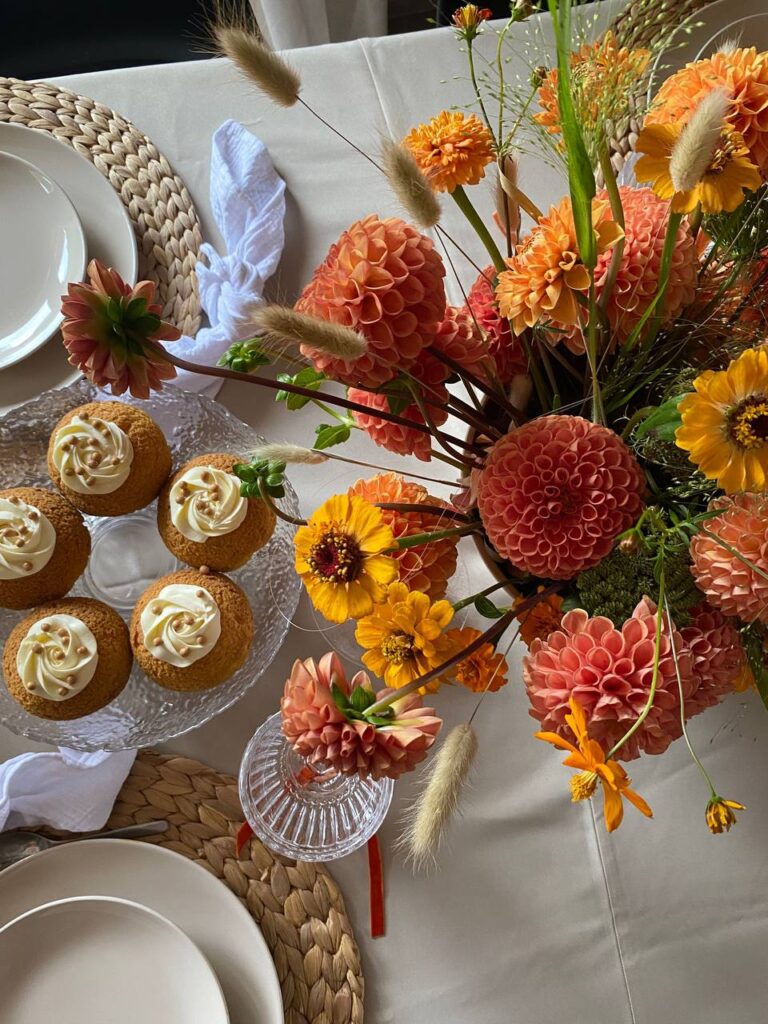 jesienne dekoracje stołu weselnego – dalie w ciepłych kolorach
