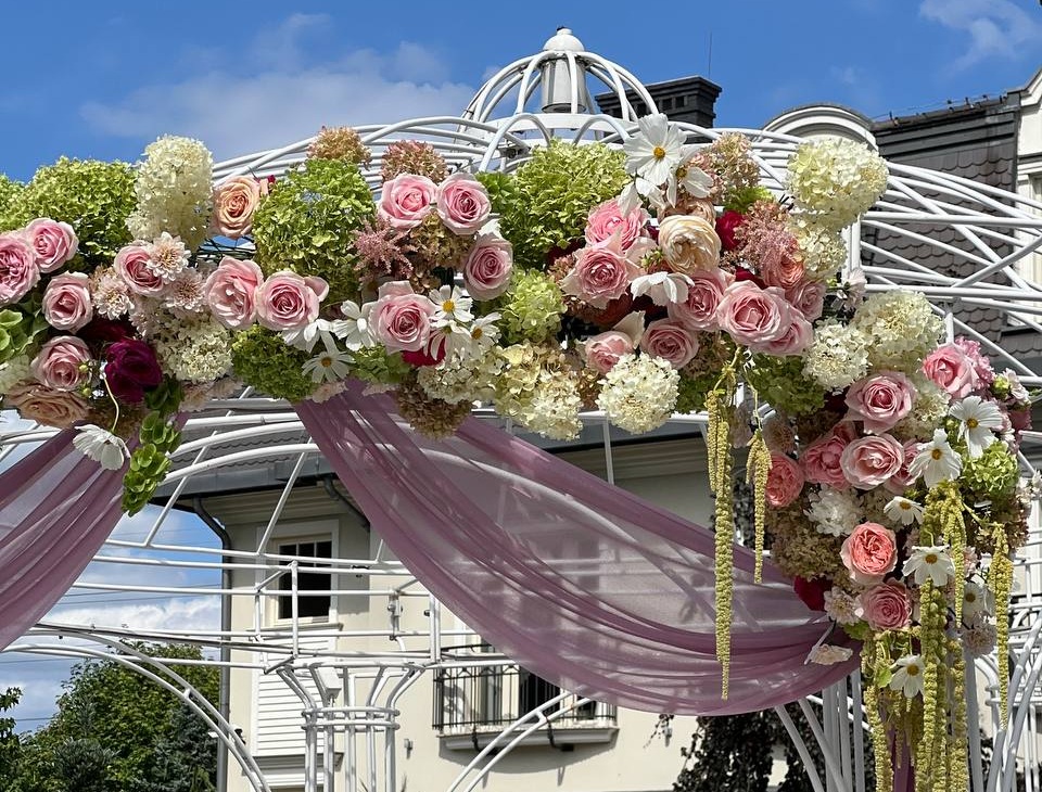 Ślub w plenerze – altana ślubna z dekoracją kwiatową