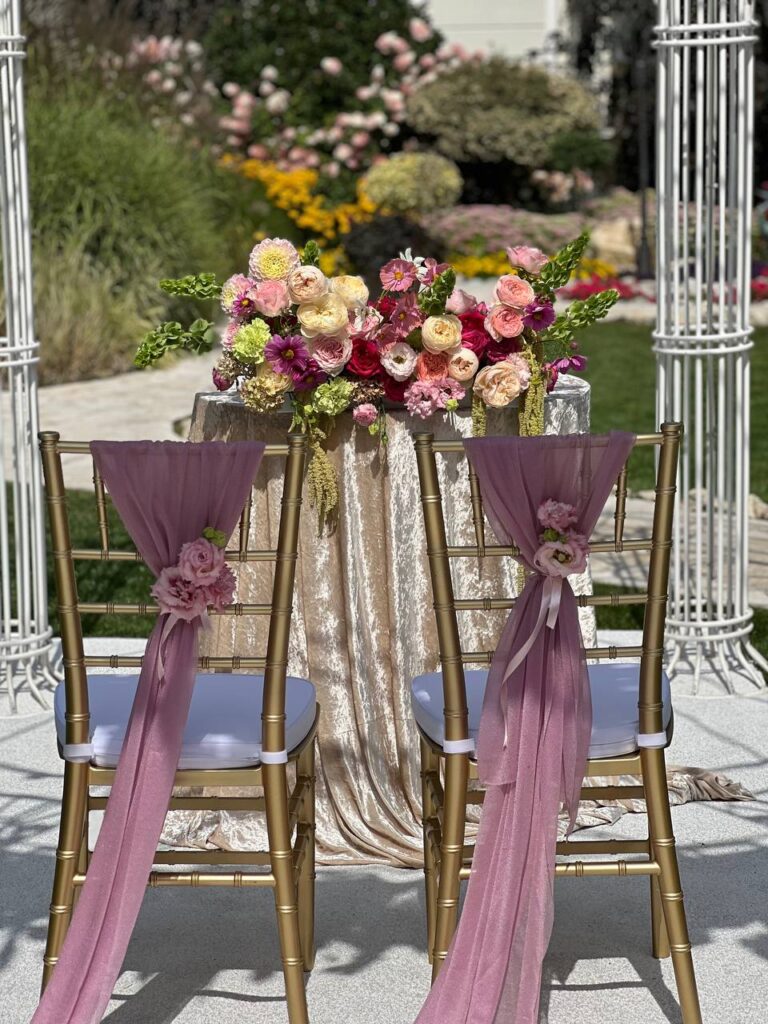 Stół ceremonialny – dekoracje ślubne w plenerze, kwiaty i pudrowe szarfy