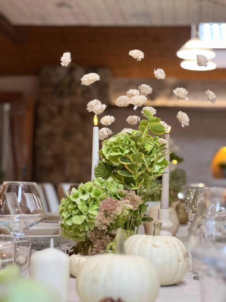 zielona kompozycja na stół weselny z hortensją i świecami – florystyka ślubna